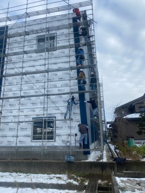 富山県高岡市　外壁工事　角波板金貼り作業