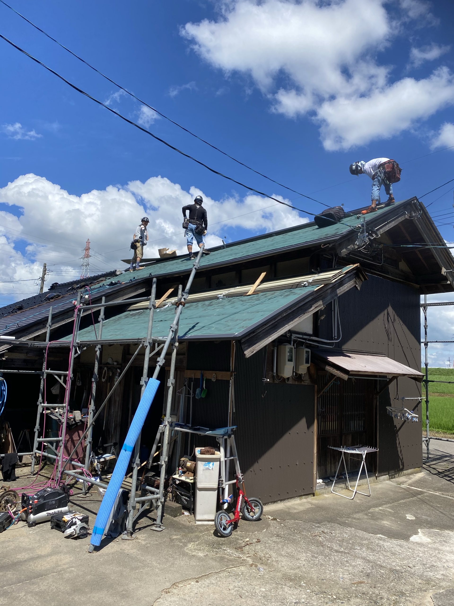 納屋の屋根　瓦からの板金
